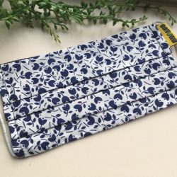 Witmondkapje met donkerblauwe tulpjes
