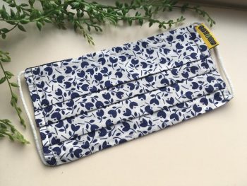 Witmondkapje met donkerblauwe tulpjes